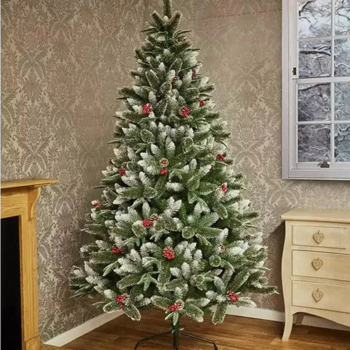 SNEŽNA NOVOGODIŠNJA JELKA SA BOBICAMA I SNEGOM – LUKSUZNA, GUSTA I REALISTIČNA