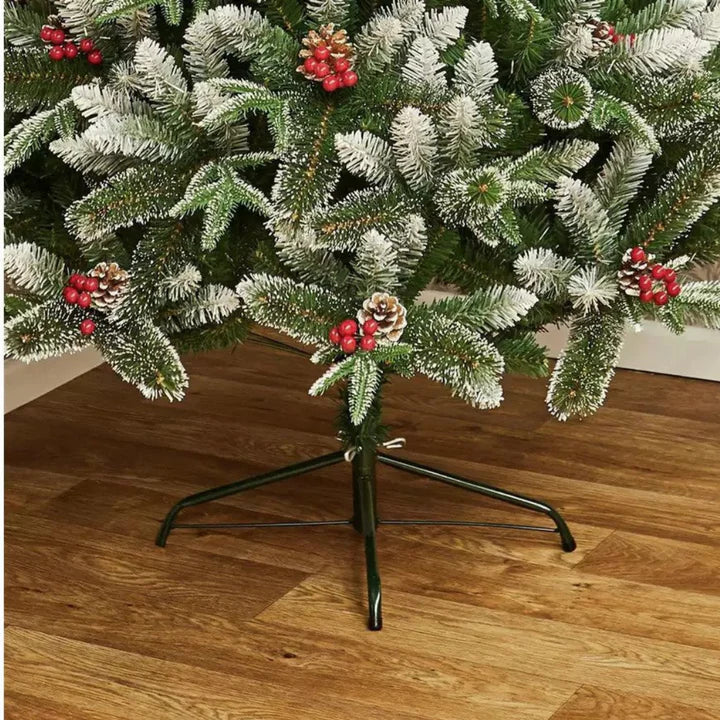 SNEŽNA NOVOGODIŠNJA JELKA SA BOBICAMA I SNEGOM – LUKSUZNA, GUSTA I REALISTIČNA